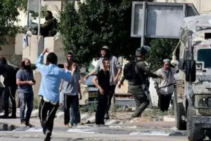 مستعمرون يهاجمون مركبات المواطنين جنوب نابلس